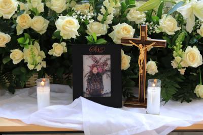 Petugas krematorium bersama keluarga duka mengangkat peti jenazah Covid-19 untuk dikremasi di TPU Tegal Alur, Jakarta, Sabtu (31/7/2021).