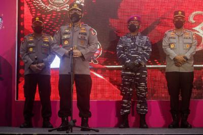 Kapolri Jendral Listyo Sigit Prabowo memberikan keterangan kepada wartawan saat meninjau vaksinasi Covid-19 di JCC Senayan, Jakarta Pusat, Sabtu (31/7/2021).