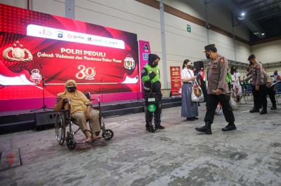 Kapolri Jendral Listyo Sigit Prabowo memberikan keterangan kepada wartawan saat meninjau vaksinasi Covid-19 di JCC Senayan, Jakarta Pusat, Sabtu (31/7/2021).