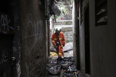 Petugas pemadam kebakaran melakukan pendinginan terhadap bangunan yang terbakar di Jalan Karet Pasar Baru, Karet Tengsin, Jakarta Pusat, Sabtu (31/7/2021).