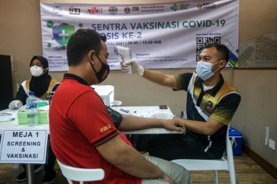 Warga mengikuti vaksinasi Covid-19 dosis kedua di Gedung High End, MNC Center, Kebon Sirih, Jakarta Pusat, Sabtu (31/7/2021).