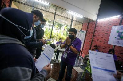 Warga mengikuti vaksinasi Covid-19 dosis kedua di Gedung High End, MNC Center, Kebon Sirih, Jakarta Pusat, Sabtu (31/7/2021).