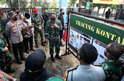 Panglima TNI Marsekal TNI Hadi Tjahjanto meninjau kesiapan petugas di Kabupaten Sidoarjo dan Kabupaten Malang, Jawa Timur, Sabtu (31/7/2021).