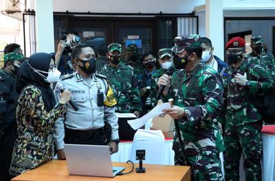 Panglima TNI Marsekal TNI Hadi Tjahjanto meninjau kesiapan petugas di Kabupaten Sidoarjo dan Kabupaten Malang, Jawa Timur, Sabtu (31/7/2021).