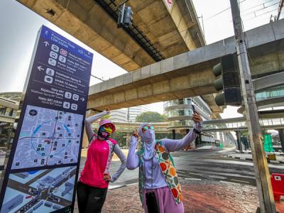 Warga asik berfoto di sekitar halte Centrale Stichting Wederopbouw (CSW), Jakarta Selatan, Minggu (1/8/2021).