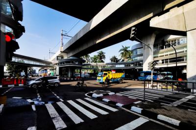 Warga asik berfoto di sekitar halte Centrale Stichting Wederopbouw (CSW), Jakarta Selatan, Minggu (1/8/2021).