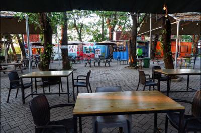 Suasana sepi pengunjung di Baruga Food Park, Makassar, Sulawesi Selatan, Minggu (1/8/2021).