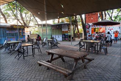 Suasana sepi pengunjung di Baruga Food Park, Makassar, Sulawesi Selatan, Minggu (1/8/2021).