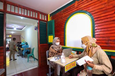 Warga saat mengikuti vaksin merdeka yang dimulai hari ini dengan nuansa seperti hajatan di Jakarta Barat, Minggu (1/8/2021).