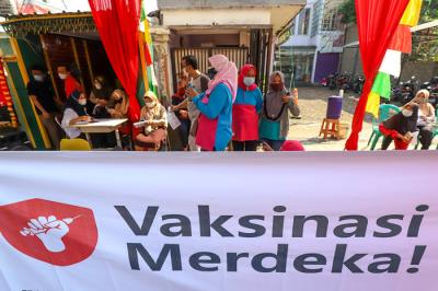Warga saat mengikuti vaksin merdeka yang dimulai hari ini dengan nuansa seperti hajatan di Jakarta Barat, Minggu (1/8/2021).