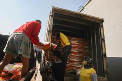 Petugas memindahkan bansos berupa beras sebanyak 631 karung yang akan dibagikan untuk warga di RW 05, Kelurahan Cilangkap, Jakarta Timur, Senin (2/8/2021).