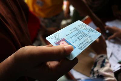 Warga Pulau Panggang mengambil beras bantuan sosial yang disalurkan oleh pekerja pos dan giro di Kepulauan Seribu Provinsi DKI Jakarta, Senin (2/8/2021).