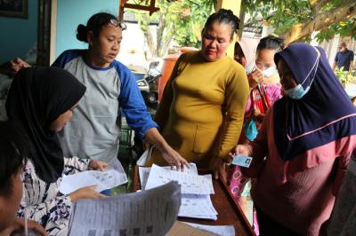Warga Pulau Panggang mengambil beras bantuan sosial yang disalurkan oleh pekerja pos dan giro di Kepulauan Seribu Provinsi DKI Jakarta, Senin (2/8/2021).