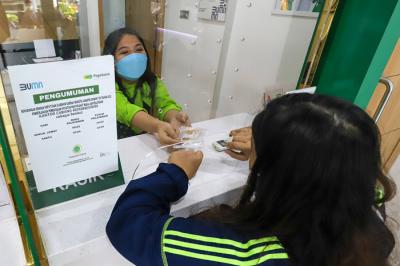 Nasabah melakukan transaksi di pegadaian, Jakarta Barat, Senin (2/8/2021).