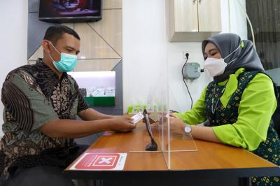 Nasabah melakukan transaksi di pegadaian, Jakarta Barat, Senin (2/8/2021).