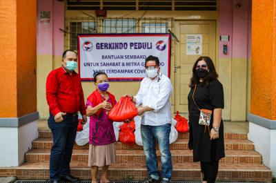 Ketua umum Gerkindo Yerry Tawalujan memberikan paket sembako untuk komunitas masyarakat Kerukunan Keluarga Langoan di Tanjung Priok, Minggu (1/8/2021).