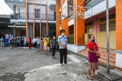 Ketua umum Gerkindo Yerry Tawalujan memberikan paket sembako untuk komunitas masyarakat Kerukunan Keluarga Langoan di Tanjung Priok, Minggu (1/8/2021).