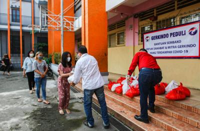 Ketua umum Gerkindo Yerry Tawalujan memberikan paket sembako untuk komunitas masyarakat Kerukunan Keluarga Langoan di Tanjung Priok, Minggu (1/8/2021).