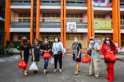 Ketua umum Gerkindo Yerry Tawalujan memberikan paket sembako untuk komunitas masyarakat Kerukunan Keluarga Langoan di Tanjung Priok, Minggu (1/8/2021).