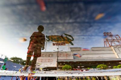 Anak-anak bermain bola di depan gedung gerai Giant yang resmi tutup, di kawasan, Tangerang, Banten, Senin (2/8/2021).