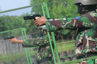 Prajurit Kompi Markas Brigif 2 Marinir Pasmar 2 melaksanakan latihan menembak di Lapangan Tembak Brigif 2 Marinir Gedangan, Jawa Timur, Senin (2/8/2021).