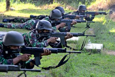 Prajurit Kompi Markas Brigif 2 Marinir Pasmar 2 melaksanakan latihan menembak di Lapangan Tembak Brigif 2 Marinir Gedangan, Jawa Timur, Senin (2/8/2021).