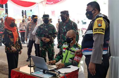 Panglima TNI Marsekal TNI Hadi Tjahjanto memberikan bantuan Laptop kepada Tenaga Tracer Covid-19 di Jawa Timur, Minggu (1/8/2021).