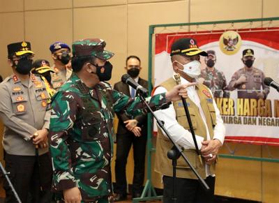 Panglima TNI Marsekal TNI Hadi Tjahjanto memberikan bantuan Laptop kepada Tenaga Tracer Covid-19 di Jawa Timur, Minggu (1/8/2021).