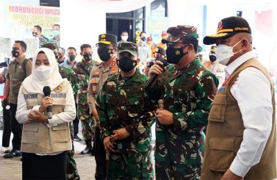 Panglima TNI Marsekal TNI Hadi Tjahjanto memberikan bantuan Laptop kepada Tenaga Tracer Covid-19 di Jawa Timur, Minggu (1/8/2021).