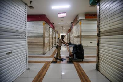 Penjual merapihkan dagangan di Pusat Grosis Cililitan (PGC), Jakarta Timur, Senin (2/8/2021).