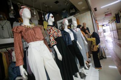 Penjual merapihkan dagangan di Pusat Grosis Cililitan (PGC), Jakarta Timur, Senin (2/8/2021).