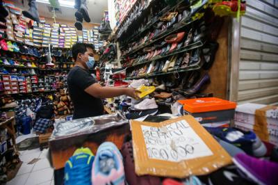Penjual merapihkan dagangan di Pusat Grosis Cililitan (PGC), Jakarta Timur, Senin (2/8/2021).