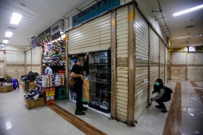 Penjual merapihkan dagangan di Pusat Grosis Cililitan (PGC), Jakarta Timur, Senin (2/8/2021).