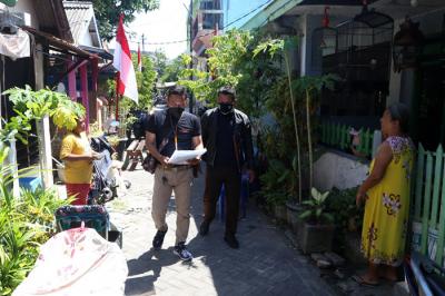 Petugas Pos Indonesia menyalurkan Bantuan Sosial Tunai (BST) kepada lansia di Kedung Sroko, Surabaya, Jawa Timur, Senin (2/8/2021).