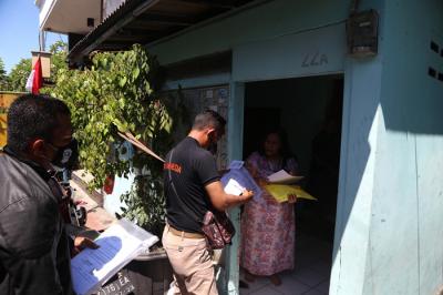 Petugas Pos Indonesia menyalurkan Bantuan Sosial Tunai (BST) kepada lansia di Kedung Sroko, Surabaya, Jawa Timur, Senin (2/8/2021).