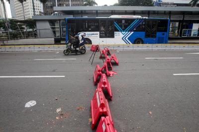 Pengendara sepeda motor menerobos penyekatan di Jalan Jendral Sudirman, Senayan, Jakarta Pusat, Senin (2/8/2021).