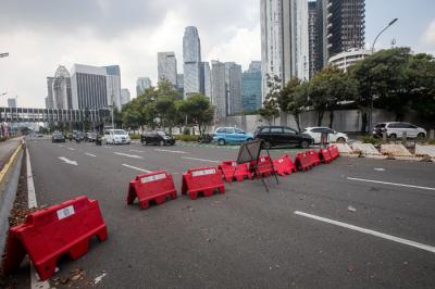 Pengendara sepeda motor menerobos penyekatan di Jalan Jendral Sudirman, Senayan, Jakarta Pusat, Senin (2/8/2021).