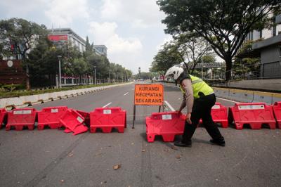 Pengendara sepeda motor menerobos penyekatan di Jalan Jendral Sudirman, Senayan, Jakarta Pusat, Senin (2/8/2021).
