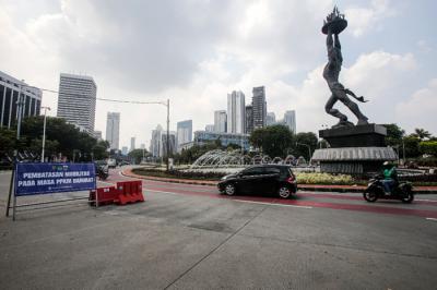 Pengendara sepeda motor menerobos penyekatan di Jalan Jendral Sudirman, Senayan, Jakarta Pusat, Senin (2/8/2021).