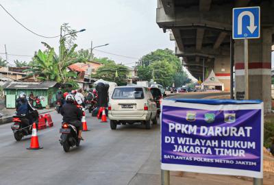 Petugas melakukan pemeriksaan Surat Tanda Registrasi Pekerja kepada pengendara yang melewati penyekatan di Pos Lampiri, Kalimalang, Senin (2/8/2021).