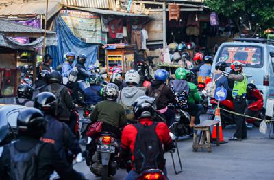Petugas melakukan pemeriksaan Surat Tanda Registrasi Pekerja kepada pengendara yang melewati penyekatan di Pos Lampiri, Kalimalang, Senin (2/8/2021).