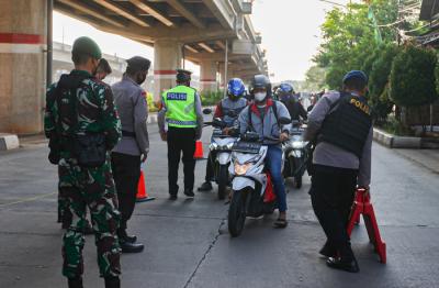 Petugas melakukan pemeriksaan Surat Tanda Registrasi Pekerja kepada pengendara yang melewati penyekatan di Pos Lampiri, Kalimalang, Senin (2/8/2021).