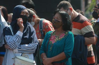 Ratusan warga mengantre untuk mendapatkan vaksin di Sentra Vaksinasi Gradhika di depan pintu gerbang Kantor Gubernur Jateng, Semarang, Senin (2/8/2021).