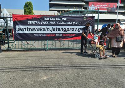 Ratusan warga mengantre untuk mendapatkan vaksin di Sentra Vaksinasi Gradhika di depan pintu gerbang Kantor Gubernur Jateng, Semarang, Senin (2/8/2021).