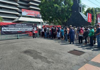 Ratusan warga mengantre untuk mendapatkan vaksin di Sentra Vaksinasi Gradhika di depan pintu gerbang Kantor Gubernur Jateng, Semarang, Senin (2/8/2021).