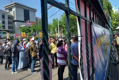 Ratusan warga mengantre untuk mendapatkan vaksin di Sentra Vaksinasi Gradhika di depan pintu gerbang Kantor Gubernur Jateng, Semarang, Senin (2/8/2021).