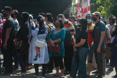 Ratusan warga mengantre untuk mendapatkan vaksin di Sentra Vaksinasi Gradhika di depan pintu gerbang Kantor Gubernur Jateng, Semarang, Senin (2/8/2021).