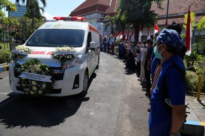 Momen haru mewarnai pelepasan jenazah Prof. Dr. Hendrian Dwikoloso Soebagjo di Surabaya, Jawa Timur, Selasa (3/8/2021).