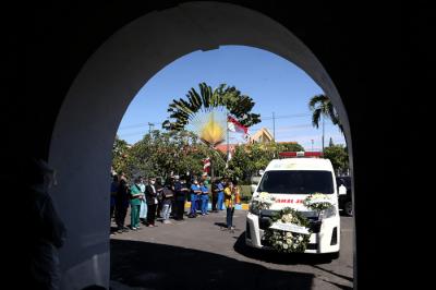Momen haru mewarnai pelepasan jenazah Prof. Dr. Hendrian Dwikoloso Soebagjo di Surabaya, Jawa Timur, Selasa (3/8/2021).