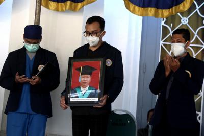 Momen haru mewarnai pelepasan jenazah Prof. Dr. Hendrian Dwikoloso Soebagjo di Surabaya, Jawa Timur, Selasa (3/8/2021).